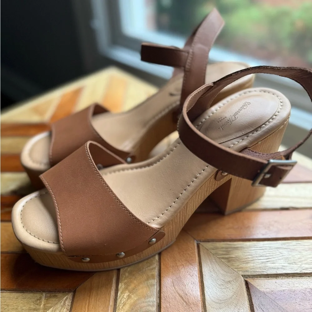Universal Threads sandals - Picture 4 of 4